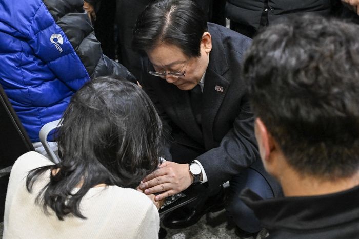 참사 소식에 무안공항 달려간 이재명이 유가족 만나자마자 무릎 꿇고 전한 말