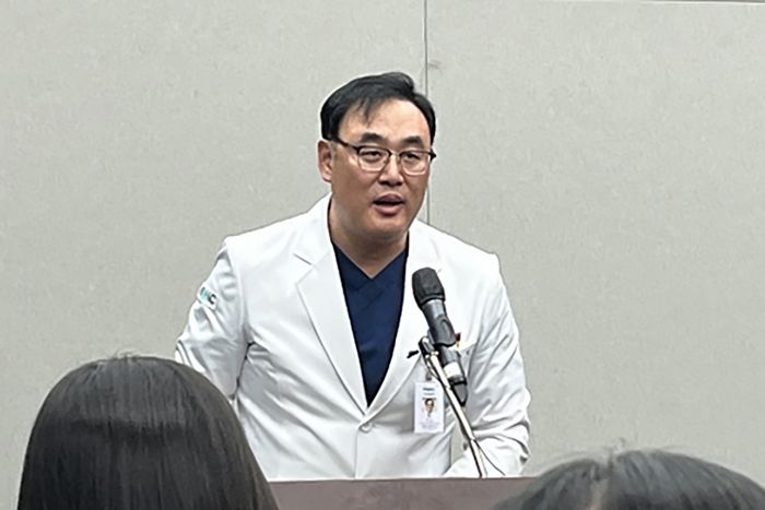이대 병원 의료진 “생존 승무원, 전신마비 후유증 가능성 커... 집중관리”