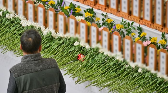 제주항공 참사로 세상떠난 3살 희생자... 분향소 찾은 동갑내기 아이는 아끼던 ‘장난감’ 건넸다