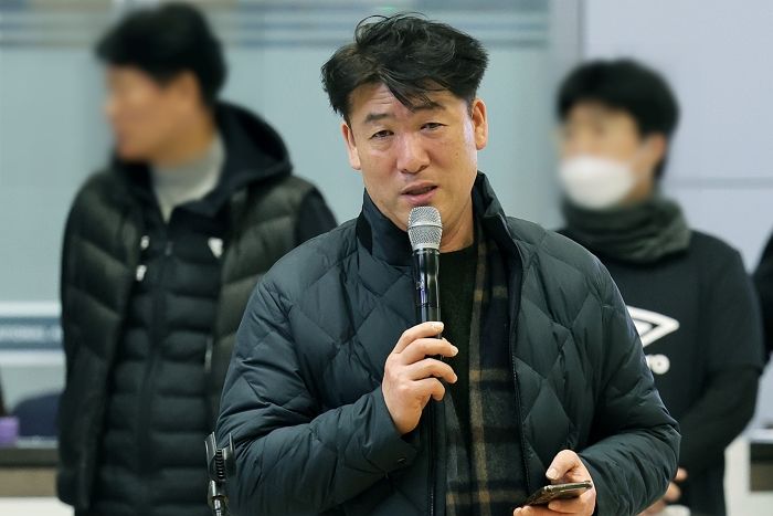 제주항공 참사 유족들 “희생자 냉동고에 있을 거라더니 ‘거짓’... 격납고에 널브러져 부패”