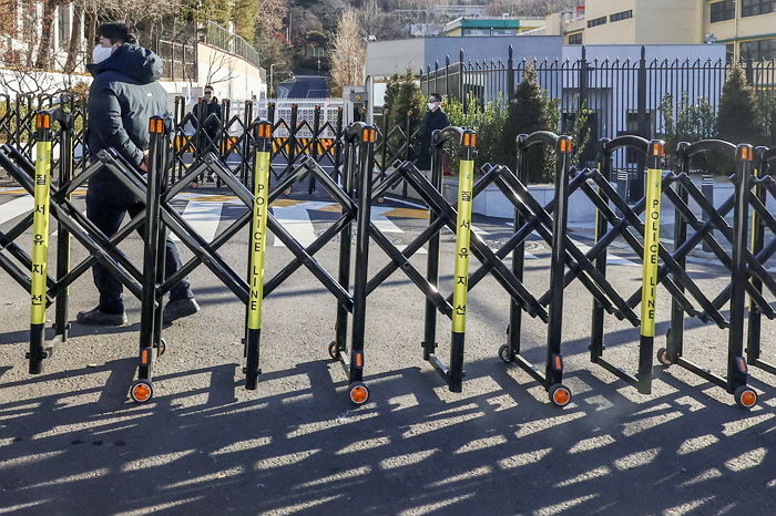 尹 대통령 체포영장 발부... 관저 인근 ‘시위대 vs 경찰’ 대치