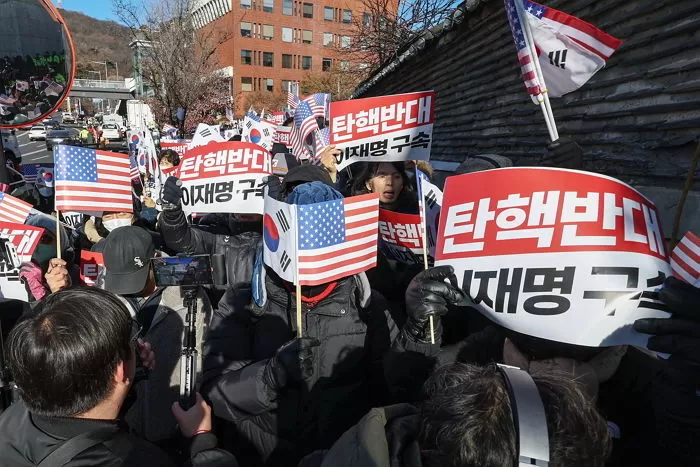 31일 오후 서울 용산구 한남동 대통령 관저 인근에서 보수단체 관계자들이 윤 대통령에 대한 법원의 체포영장 발부 규탄 집회를 하고 있다. 2024.12.31/뉴스1