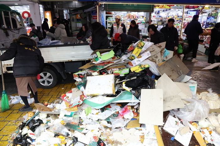 목동 깨비시장서 70대 운전자 차량 돌진으로 과일가게 상인 1명 사망... 12명 부상
