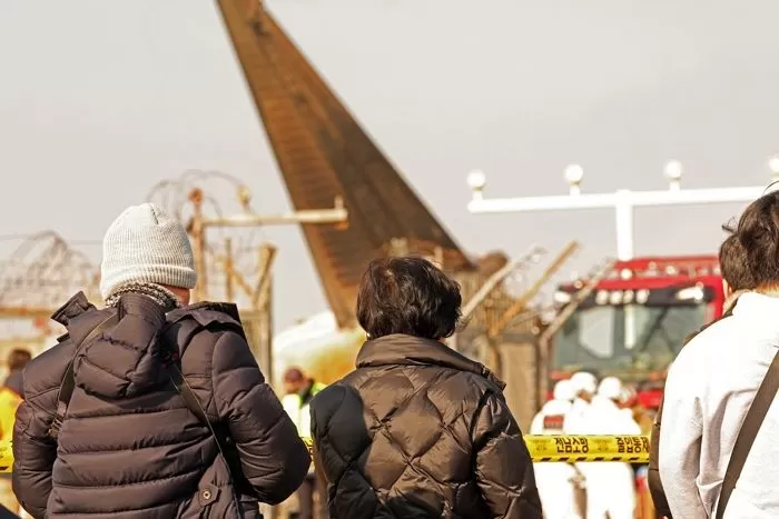 29일 전남 무안국제공항 활주로에 여객기가 추락해 사고 수습이 이뤄지는 현장에서 실종자 가족이 상황을 지켜보고 있다. / 뉴스1