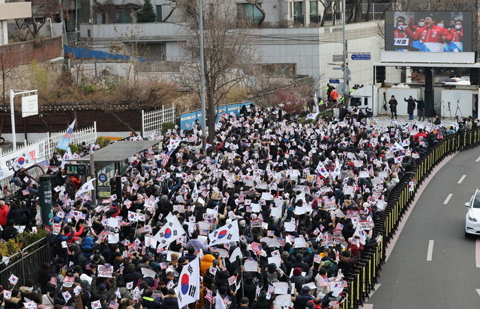 윤석열 대통령이 관저 앞에 모인 지지자들에게 쓴 ‘친필 사인’ 편지 내용
