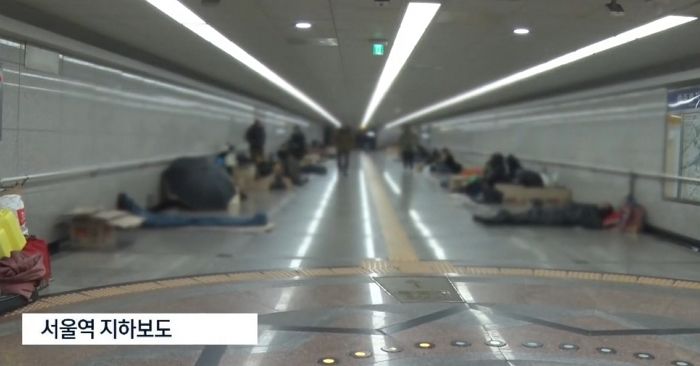 술판 벌이고 계단에 소변까지... 겨울만 되면 지하철 다 점령해버리는 노숙인들 (영상)