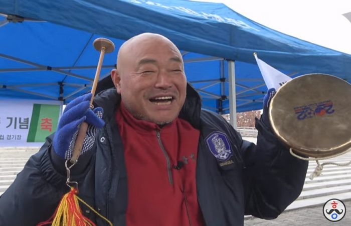 대통령 관저 앞 ‘체포 저지’ 집회 참석한 김흥국... 윤석열 대통령 지지하며 한 말