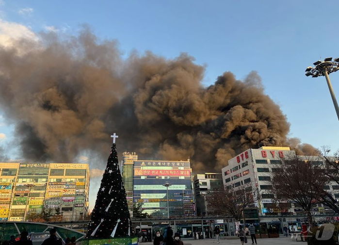 야탑역 인근 8층 건물 화재... 소방 대응 2단계 발령