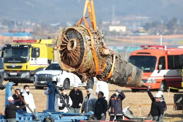 제주항공 여객기 참사 엿새째인 3일 오후 전남 무안국제공항 참사 현장에서 로컬라이저(방위각시설) 둔덕에 파묻힌 제주항공 7C2216편의 엔진이 크레인으로 옮겨지고 있다. / 뉴스1