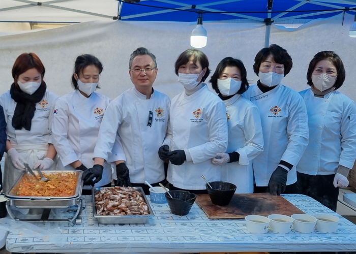 “소방관 컵라면 먹으며 참사 수습” 소식에... 또 무안공항 달려가 곰탕 500인분 끓여준 안유성 명장
