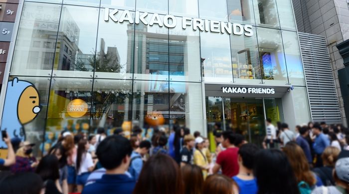 “이따 6시에 카카오프렌즈 앞에서 만나”... 강남 만남의 광장, 없어진다