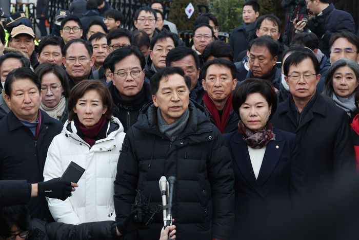 대통령 관저 앞 모안 국민의힘 의원들... 尹, “밥 먹자” 제안했지만 ‘거절’