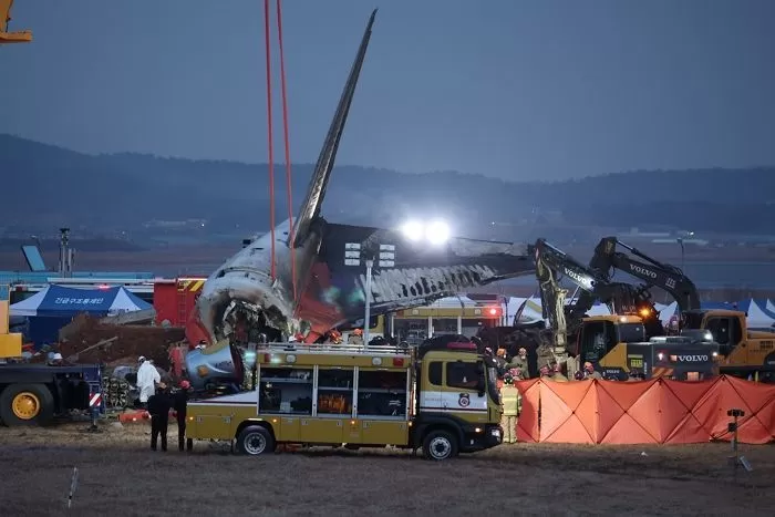 29일 오전 9시 3분께 전남 무안국제공항에서 181명이 탑승한 여객기가 추락해 소방대원들이 사고 수습 작업을 하고 있다. /뉴스1