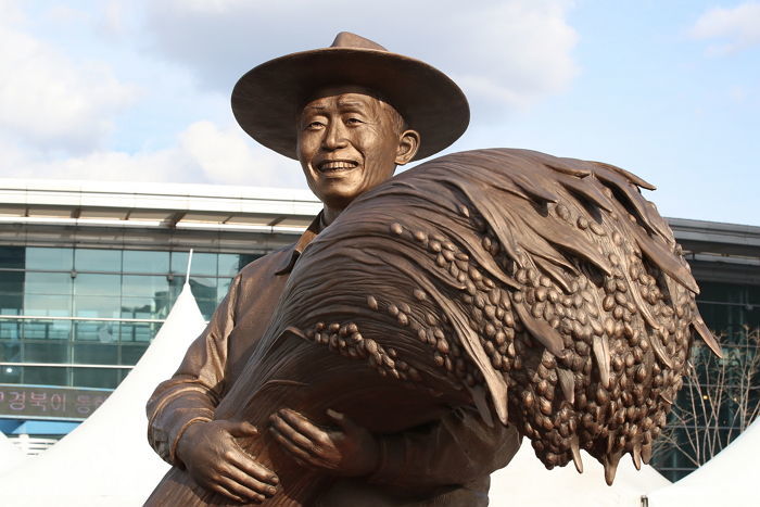공무원 단체 반발에도... ‘박정희 동상’ 불침번 연장한 대구시, 감시초소 설치까지 검토