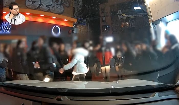 좁디좁은 ‘홍대 골목’서 택시 부른 고객... 클럽 앞 사람들에 막혀버린 기사님의 하소연