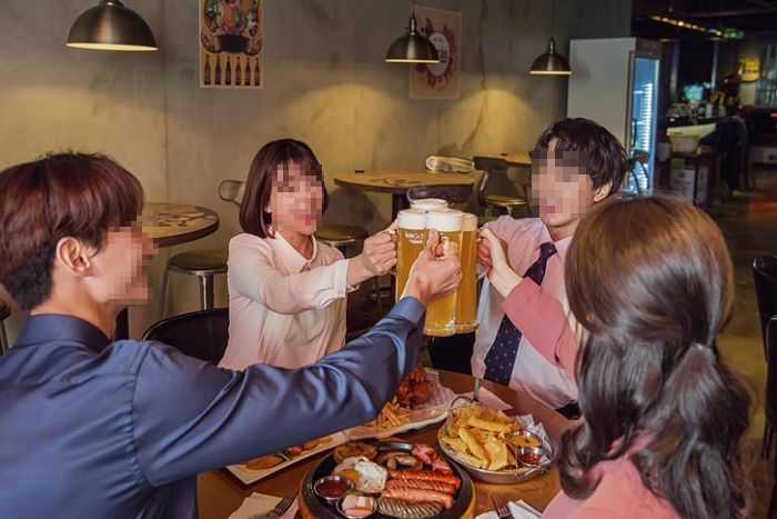 술자리에서 ‘더치페이’ 안 한다며 합석녀 주먹으로 때린 20대 남성 구속