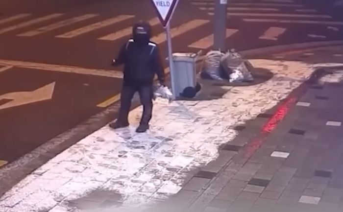 “분명 여기 세워놨는데”... 음식 픽업하러 가게 들른 사이 ‘오토바이’ 도둑 맞은 배달기사 (영상)