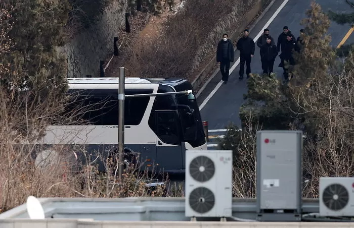 법원이 12·3 비상계엄 선포 사태 관련 내란 우두머리(수괴) 혐의를 받는 윤석열 대통령에 대한 체포영장을 재발부한 가운데 8일 서울 용산구 한남동 관저에서 관계자들이 근무를 서고 있다. 2025.1.8/뉴스1