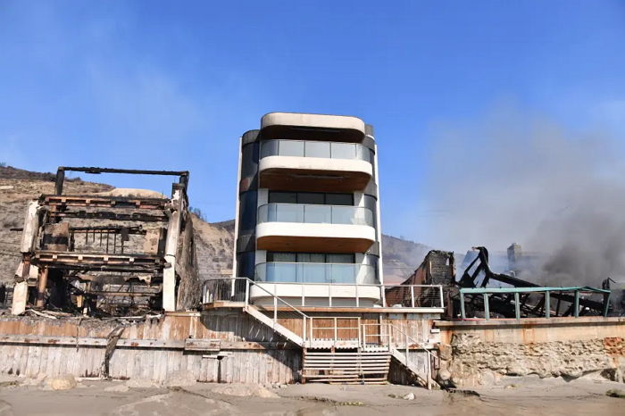 LA 산불에 수백억짜리 옆집 다 탔는데 홀로 멀쩡... ‘기적의 집’ 비밀 밝혀졌다