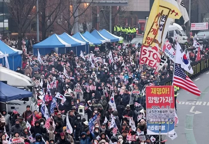 지난 6일 서울 용산구 한남동 대통령 관저 인근에서 윤석열 대통령 지지자들이 탄핵 반대 집회를 하고 있다 / 뉴스1