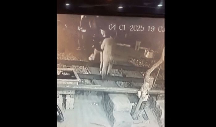 “자기 목숨을 걸고”... 선로 뛰어든 청년 구한 남성의 긴박했던 CCTV 영상 공개됐다