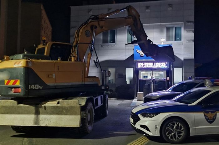 음주운전 적발되자 경찰서로 ‘굴착기’ 몰고 온 남성... 깜짝놀라 뛰쳐나와 막아선 경찰관들