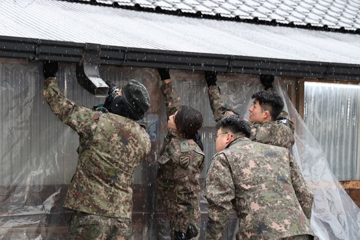 6·25전쟁 때 나라지킨 ‘선배’ 참전용사 찾아가 봉사활동한 군인들