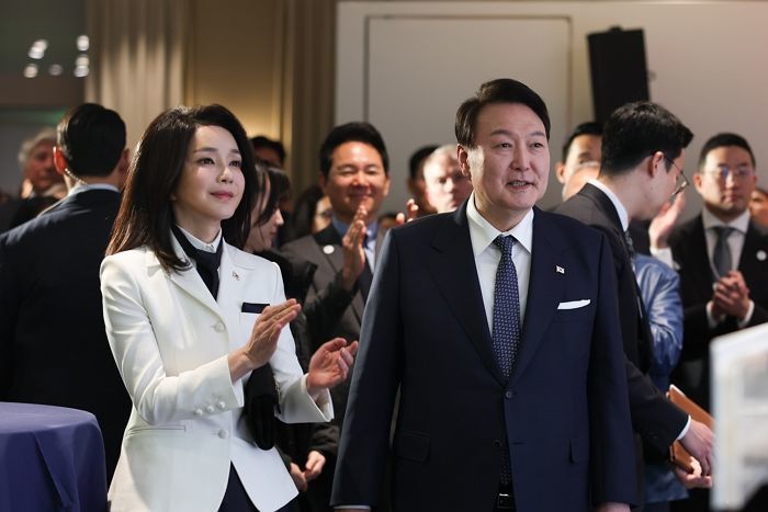 “김건희 여사, 밥 못 먹어 깡말라... 약으로 버티는데, 입원해야 할 수준”