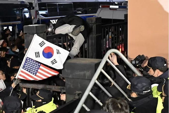 “지휘부, 기동대를 ‘몸빵’ 취급”...현직 경찰들 성토 잇따라