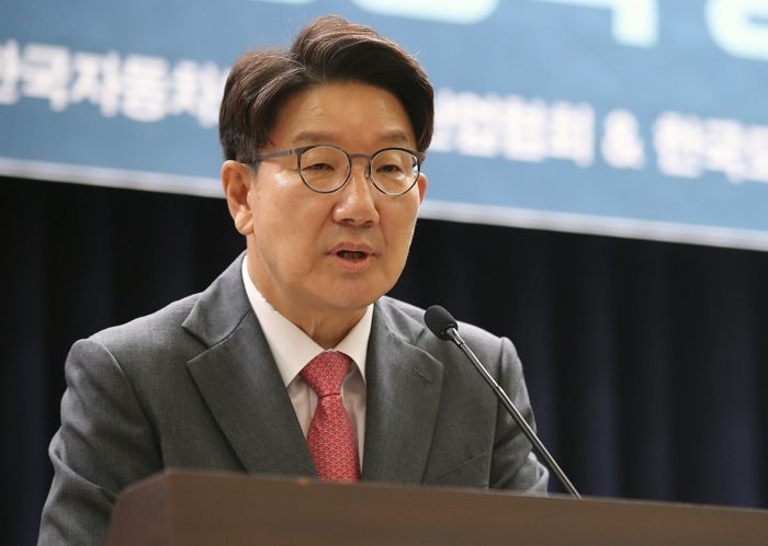 권성동 “이재명과 히틀러는 ‘독재 쌍둥이’... 대통령 강제구인 중단해야”