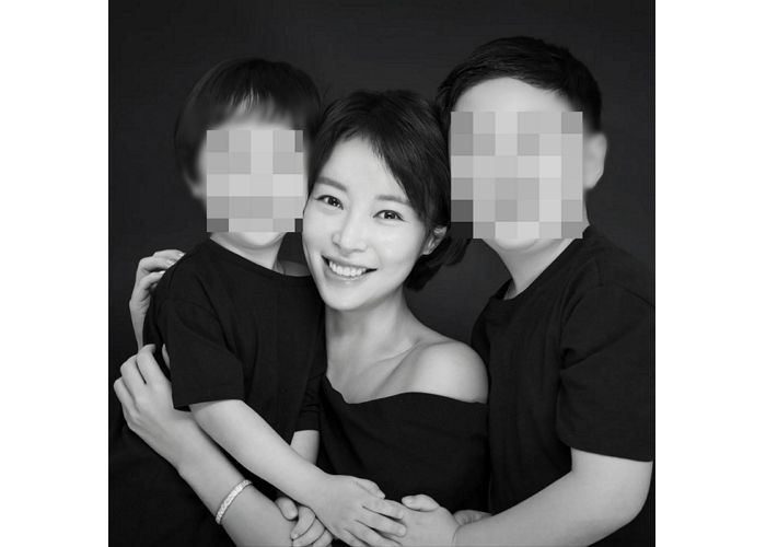 부쩍 자란 두 아들과 함께 찍은 가족사진 공개한 황정음... “사랑해 왕식이 강식이”