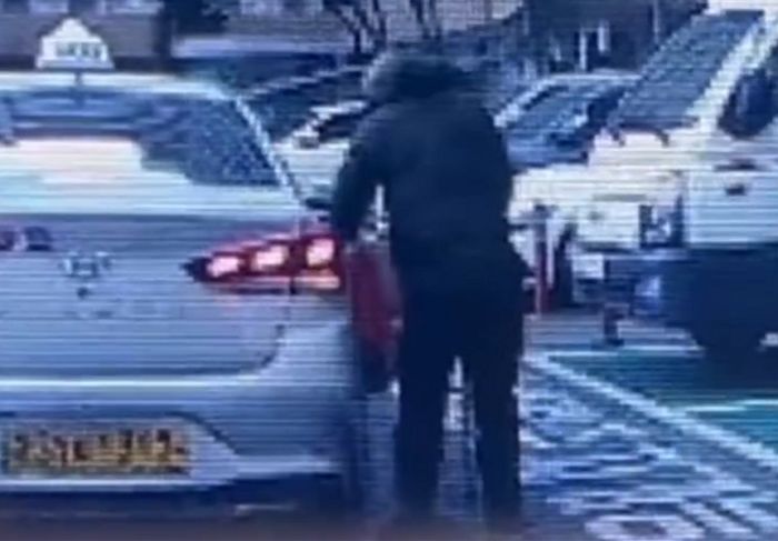 “택시 짚으며 하차하는데”... 출발한 택시에 끌려 넘어진 노인, 기사는 그대로 떠났다 (영상)