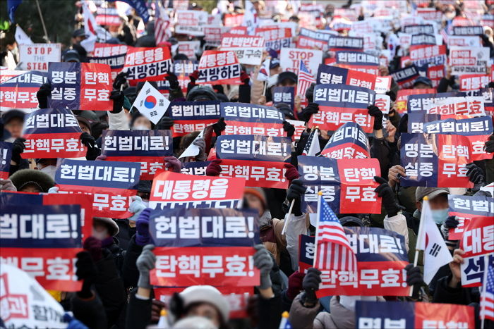 “0010 당신과 함께”... 윤 대통령 수인번호 적힌 3만 원짜리 ‘티셔츠 굿즈’까지 나왔다