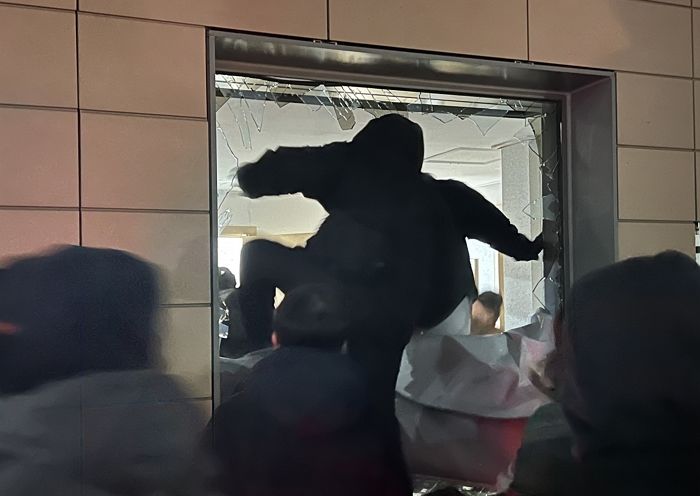윤 대통령 구속된 날, 서부지법 난입해 방화까지 시도했던 10대 남성 ‘긴급 체포’