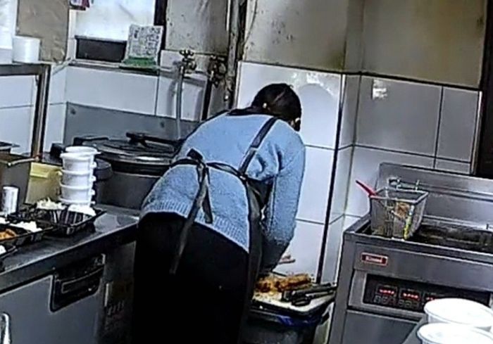 ‘음쓰통’ 위에서 돈가스 써는 외국인 직원... 두 장의 사진이 올라오자 누리꾼들 경악