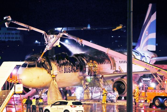 소방당국 “23시 31분에 김해공항 에어부산 화재 완진”(현장 사진)