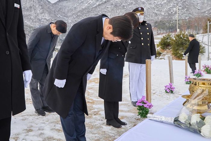 文 만나기 전 현충원 찾은 이재명... ‘이 청년’ 묘역 찾아 헌화했다