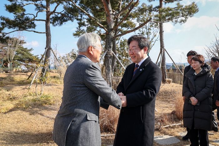 문재인 “이재명과 민주당, 통합 행보 잘 보여줘”