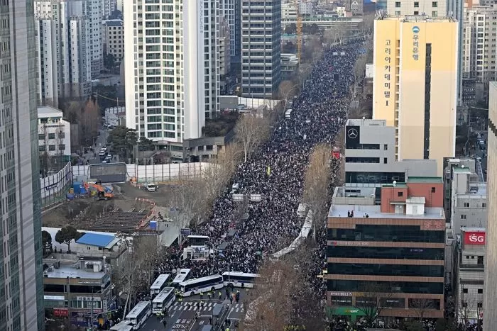 내란 우두머리 혐의로 체포된 윤석열 대통령의 구속 전 피의자 심문(영장실질심사)이 열린 18일 서울 마포구 서울서부지방법원 앞에서 윤 대통령 지지자들이 집회를 이어가고 있다. / 뉴스1