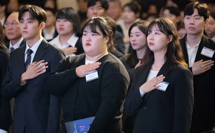 대한체육회체육상 대상을 수상한 임시현(오른쪽부터)과 최우수상 박혜정, 김우민이 29일 오후 서울 송파구 올림픽파크텔에서 열린 제70회 대한체육회체육상 시상식에서 국민의례를 하고 있다. / 뉴스1  