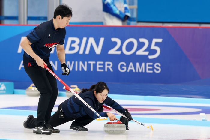 한국 컬링 믹스더블 김경애-성지훈, 한일전 패배로 하얼빈 동계아시안게임 ‘은메달’