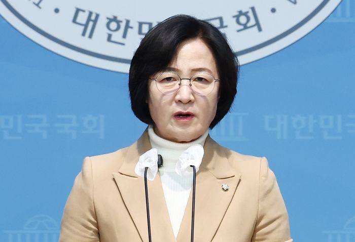 尹에게 분노하는 추미애 “애초부터 ‘상식’ 없던 사람... 이제와서 상식 구걸하나”