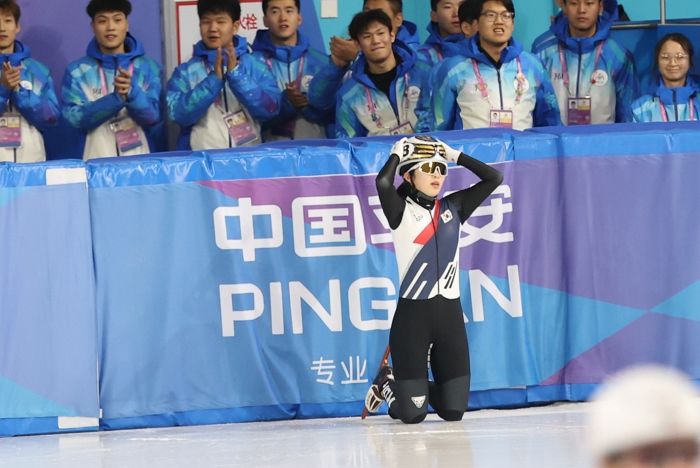 1위 달리던 여자 쇼트트랙 3000m 계주... 중국과 부딪혀 넘어져 ‘노메달’