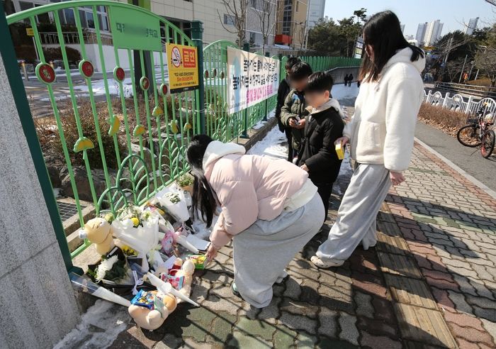 교사에 의해 숨진 초등학생에 시민들 ‘슬픔’... 학교 앞 ‘추모’ 이어져