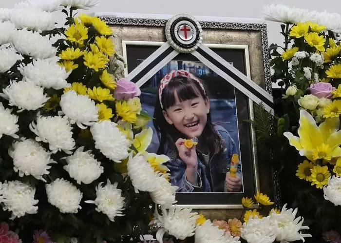 11일 교사가 휘두른 흉기에 찔려 숨진 김하늘 양의 빈소가 대전 서구 건양대병원 장례식장에 차려진 빈소에 영정사진이 놓여 있다 / 뉴스1