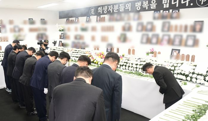 ‘제주항공 여객기 참사’ 49재 합동위령제 눈물 속 거행