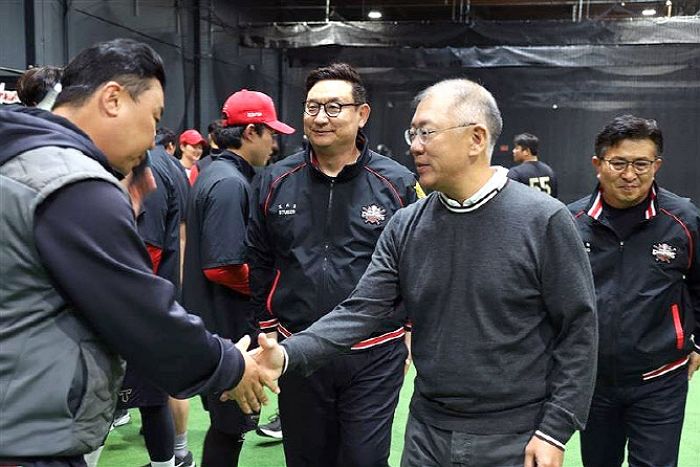 KIA 타이거즈 훈련장 ‘깜짝’ 방문한 정의선 회장... 선수들에 따뜻한 격려 건넸다