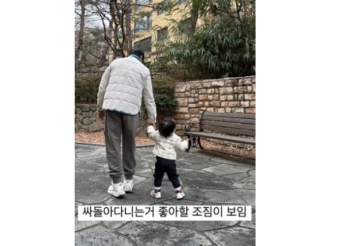 이병헌, 늦둥이 딸 손잡고 ‘딸바보’ 인증...♥이민정 “싸돌아다니는 거 좋아할 조짐”