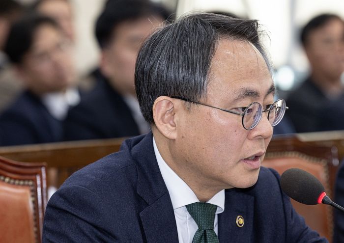 민주당의 ‘민생회복 소비쿠폰’ 논란... “이재용 회장도 받나” 묻자 “네”