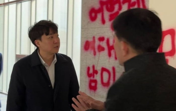 허은아 ‘폭로’에 정치적 위기 놓인 이준석, 돌연 동덕여대 방문... “폭력, 정당화 안 돼”